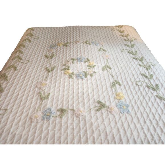 Vintage MCM Chenille Bedspread Coverelet Cottage Farmhouse 112x76 Floral - Picture 3 of 10